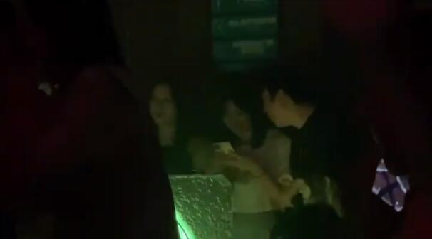王思聰帶宋美娜酒吧玩，新女友抽煙姿勢老練，用煙頭指鏡頭很豪橫-圖3