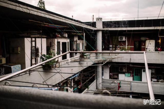 周星驰|上海闹市的“猪笼城寨”，周星驰曾在这里取过景，如今怎么样？