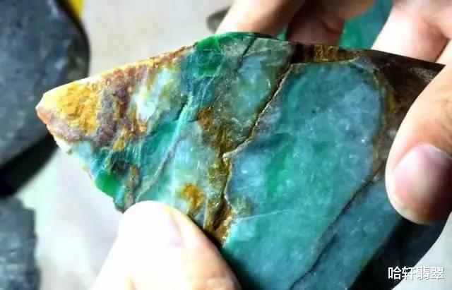 文玩|玩翡翠多年的你，肯定还不知道翡翠的裂纹还能影响原石的绿吧？