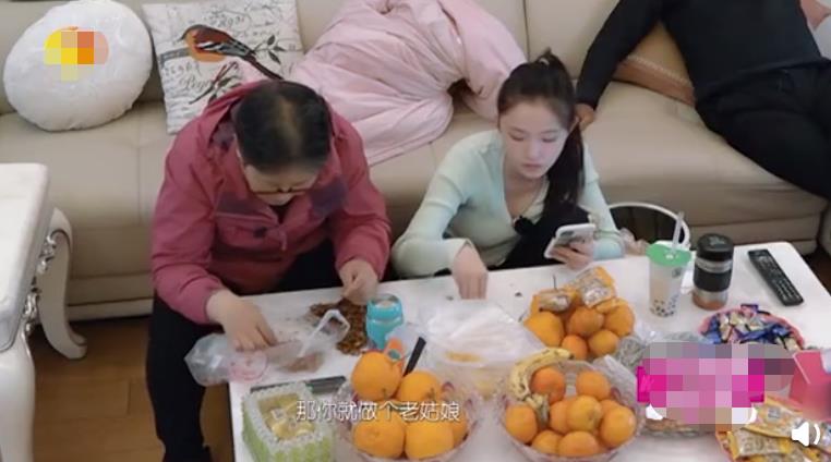 「梁小冰」林允遭妈妈催婚却因两人对话太过经典引共鸣，网友：要不要这么真实