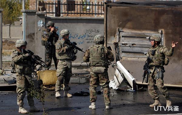 风骏5|美军不是万能的！运输车队在伊拉克遇袭，枪手点燃汽车烧毁物资