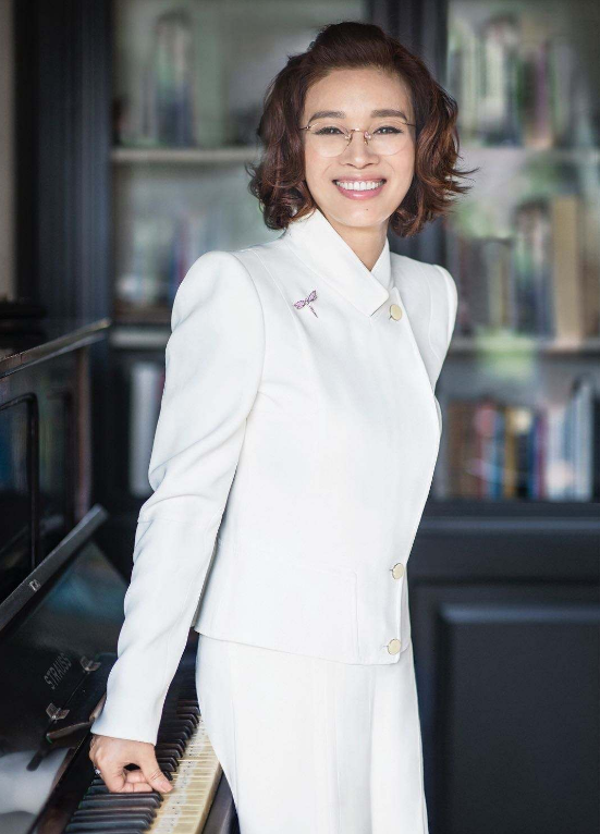 周立波|42岁浙江女富豪胡洁，带着前夫两孩子嫁给二婚的周立波，现状如何