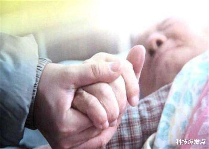 『』为何人去世后会张着嘴？老人做出解释，原来是有科学依据的！