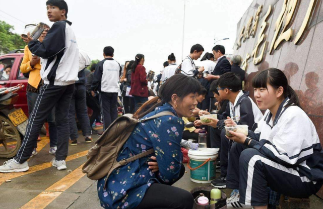 「」高考前夕，女儿一句“妈妈求求你不要再来学校了”，引家长深思