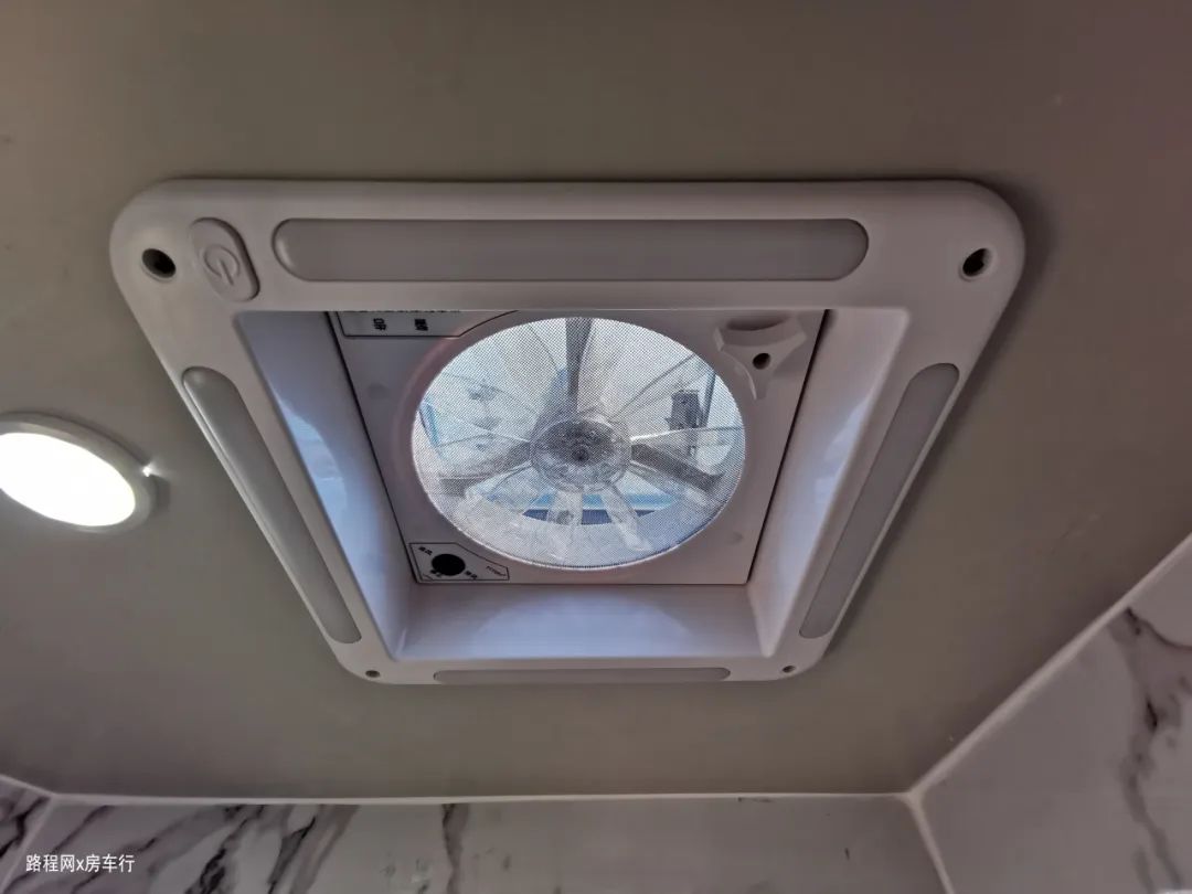 『荣威RX5』依维柯房车只要36.8万？还加赠600AH锂电和户外厨房？