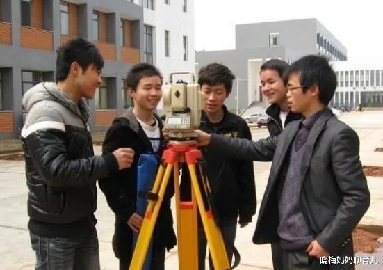 机械|学姐含泪忠告：女生“尽量别报”这4个大学专业，就业难工资还低