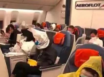 「留学生」白眼狼！200多名的转机的留学生被接回以后，反手还是将大使馆给“骂”上热搜！