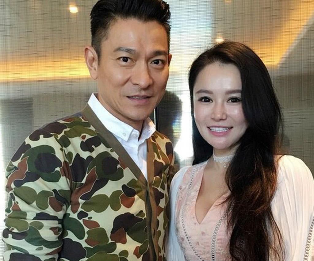 「刘德华」刘德华和邹市明夫妇合影有多“尴尬”？看起来很亲密，身后镜子说明一切