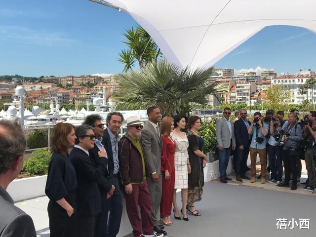 『格纹』范冰冰在国外穿得这么端庄！白色格纹套裙配短发，不作妖反而更美