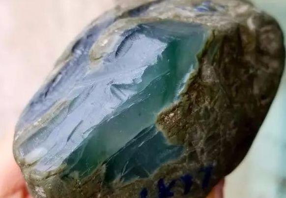 翡翠@不到2斤的翡翠原石，擦1次窗涨了10倍，最后擦出高冰玻璃种，赚翻