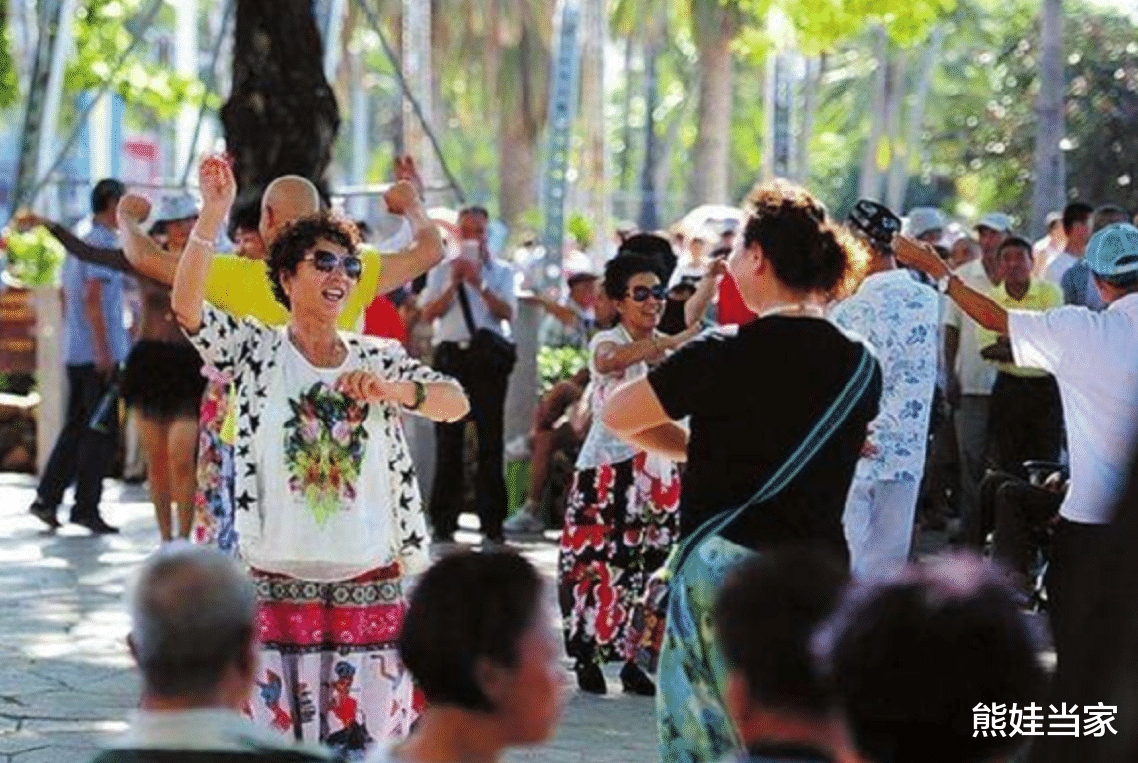 天门山 “我花10万养老金旅游，咋了！”孩子一句话，7旬老人瞬间沉默