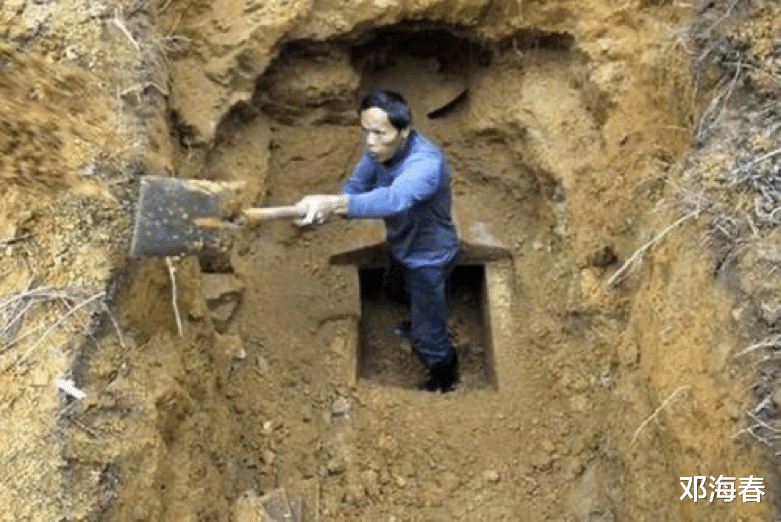 墓室|千年古墓,九条盗洞,珍宝却一件不少,专家开棺后:墓主太狡猾!