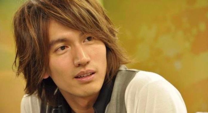 「发型」言承旭出道19年从没有换过发型，当他掀起刘海那刻，粉丝：打扰了