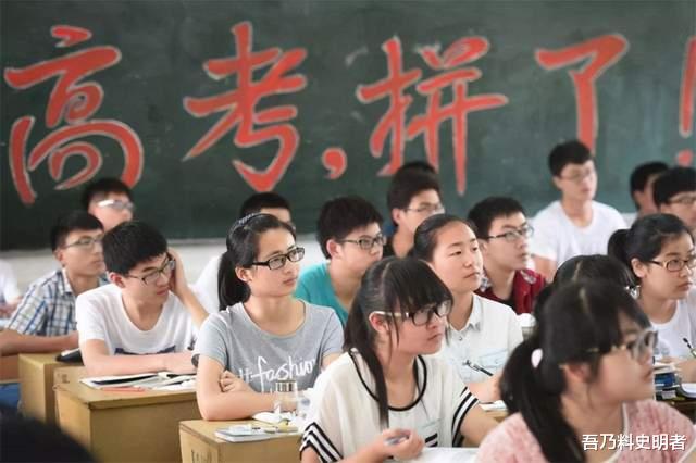 |13年前，一考生在高考卷上写8000字，却得零分，现在怎样了