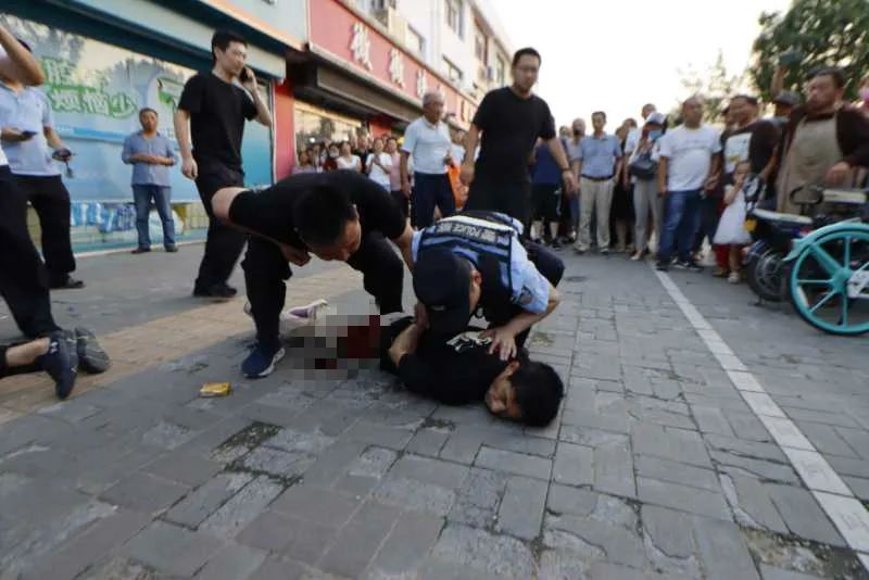 上游新闻|淮安袭警案始末：兄弟俩当着母亲面杀警