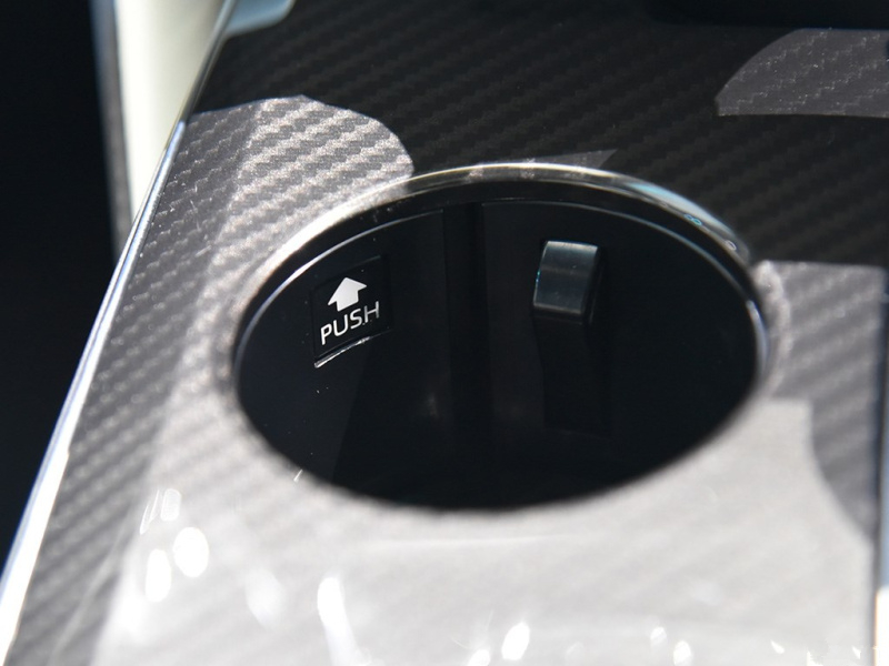 「丰田皇冠」终于没白等，皇冠再次逆袭，气质远超奥迪A6，车身还加宽