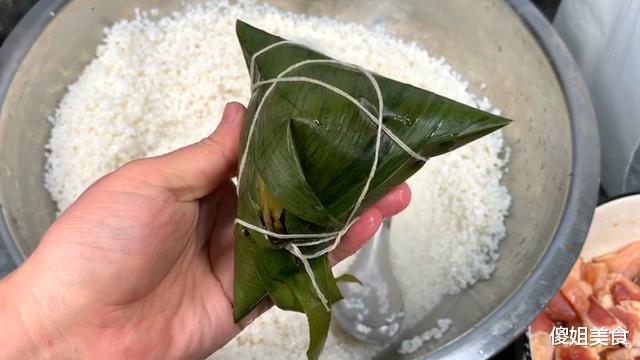 「粽子」煮粽子，冷水下锅还是热水下锅煮？很多人第一步做错了，难怪不好吃