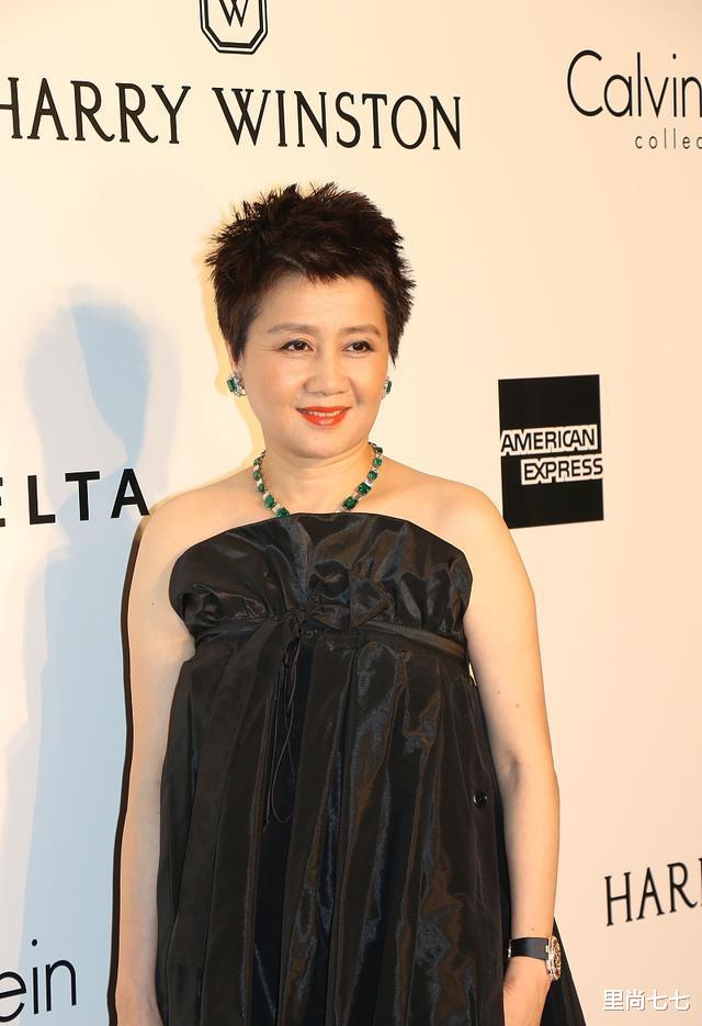 短发|赌王四太留超短发胖一圈!穿韩式礼服比例失衡,裙子分两截太显矮