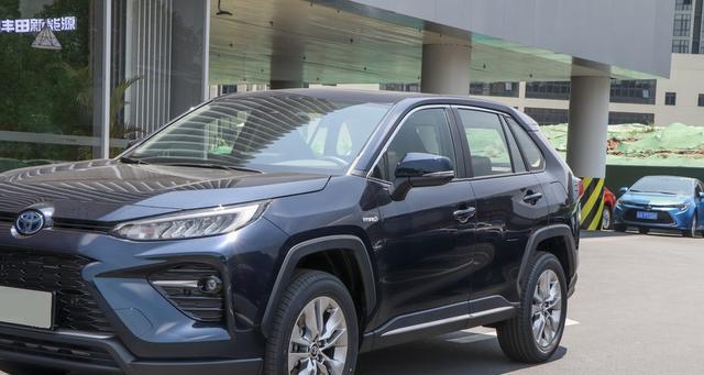 丰田威兰达|丰田新“战将”,油耗4.6L,跌至“白菜价”,大卖9792辆