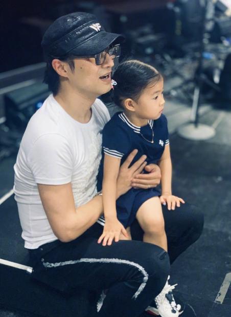 「汪峰」章子怡父亲节晒照,汪峰抱着三胎儿子出镜,胖嘟嘟的小腿好可爱