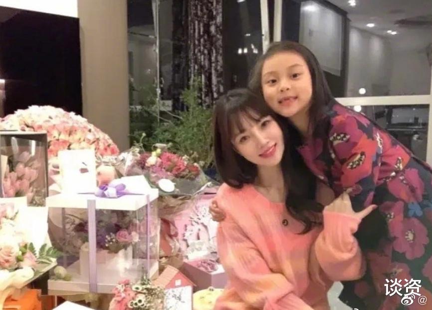 李小璐|39岁李小璐转型做歌手？水中MV分饰两角，身材火辣妖娆超惹眼