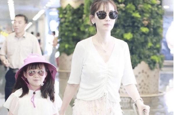 王宝强|王宝强离婚4年，跟前妻一人带一娃，如今兄妹俩人差距明显