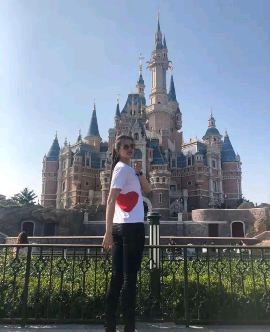 「张常宁」张常宁紧身裤造型，衬出完美身材，大腿修长笔直，比模特更有型！