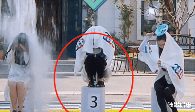 [生理期]程潇生理期坚持录跑男？遇高压水枪站座位上，看清姿势：是对节目最大的尊重