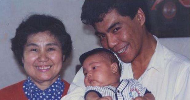 屠洪刚■宁愿与丈夫离婚，也要嫁给小10岁屠洪刚的方舒，如今怎么样了？