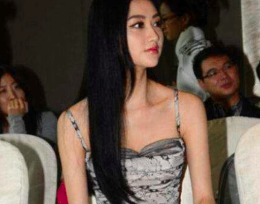 景甜@景甜与张继科分手后参加活动，路透照未开美颜，真实颜值曝光