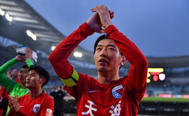 国足▲国足世预赛主力中锋地位不保，9号球衣已让出，战申花成最后机会