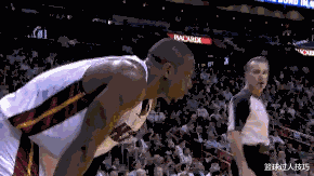 迈克尔·乔丹▲这些后卫盖帽太残暴！韦德老大爷散步般淡定，这封盖足以排第一