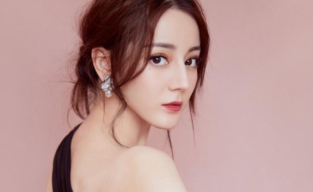 [迪丽热巴]《爱情高级定制》热巴剧照，剧方点赞默认糊番行为，这下粉丝怒了