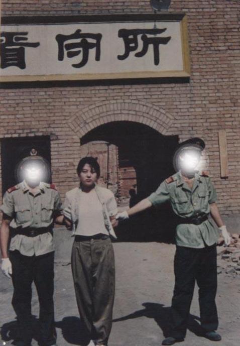 ▲花季少女行刑前，突然主动张开嘴，众人不解，行刑士兵却懂了