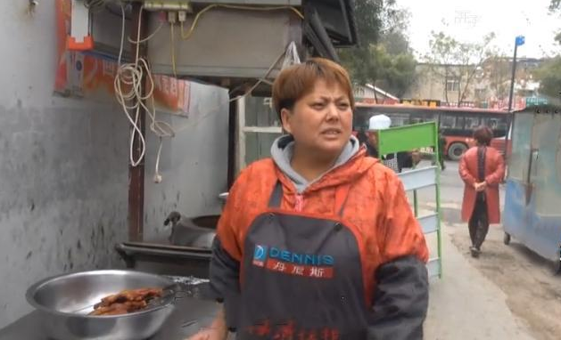 |大娘街边卖“暴利”小吃，8元一个，日卖上千个，邻摊：谁吃谁傻