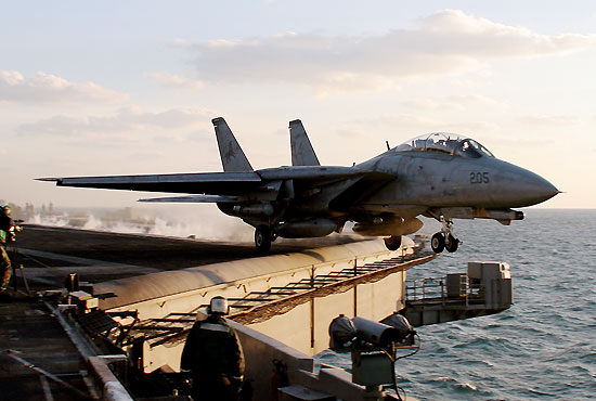 「美军」大批的战机云集关岛，对头号目标发出了警告，俄专家：战争信号已经释放