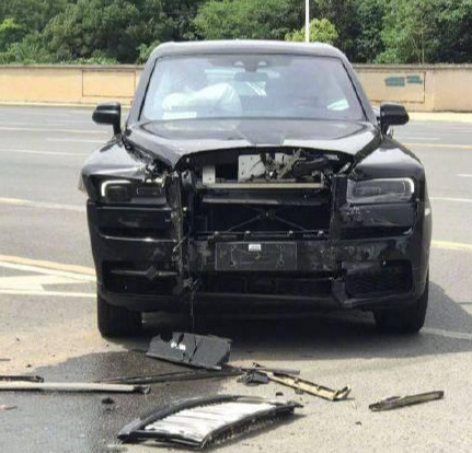 「长安」10年努力不如一撞，劳斯莱斯和长安相撞，三者险50万引发热议