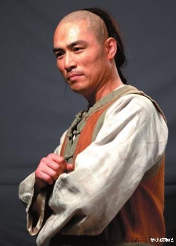 眼妆|2001年，刘家良突袭小娇妻被阻，进屋发现妻子男上司坠楼身亡