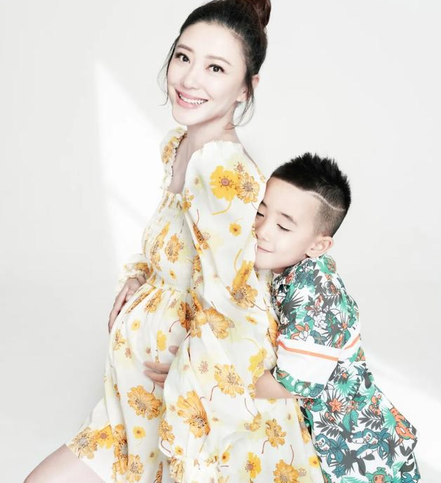 应采儿：娱乐圈中应采儿诞下女儿，网友们纷纷送上祝福