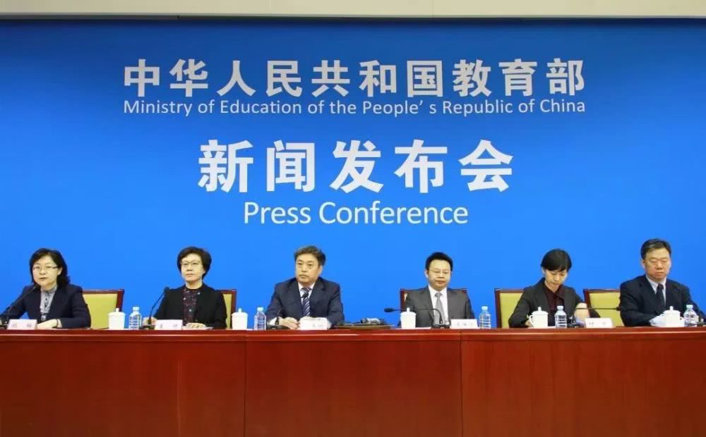 『教育部』教育部表态了！中小学教师年底前涨工资！绝对不低于公务员水平！