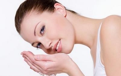 「护肤品」皮肤暗黄的女生，学会这3招护肤技巧，慢慢成为“白雪公主”