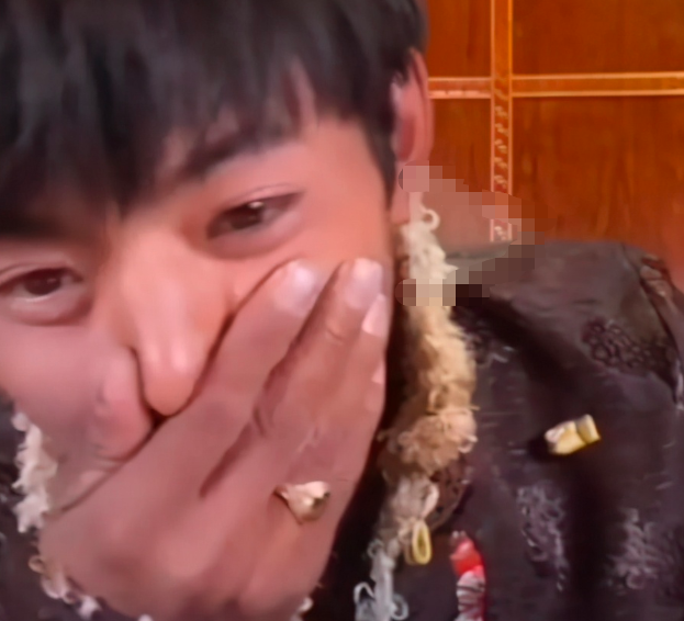 戒指|网红丁真被曝穿上千元外套，戴金戒指用近万元手机，评论却反转