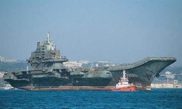 辽宁舰|“辽宁舰”刚回国，船底就发现大量黑色物质，专家看完十分气愤