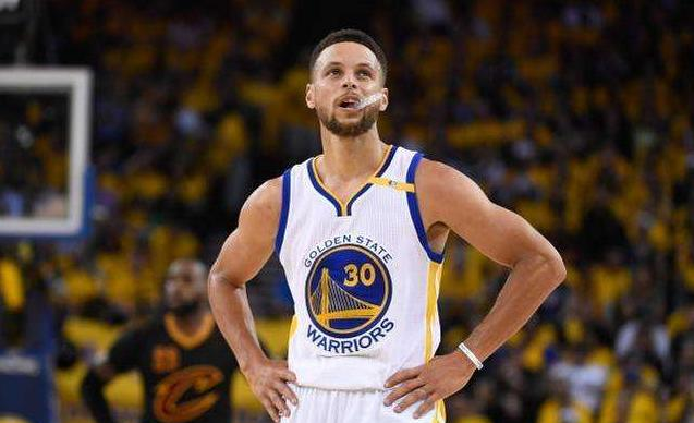 勒布朗·詹姆斯|如今的詹姆斯,还能再签五年顶薪合同吗?你看NBA老板怎么说?