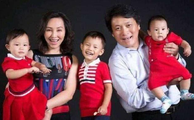 岳丽娜|19岁与导演私奔，裸婚住地下室连生3胎，今丈夫用整部剧捧红她