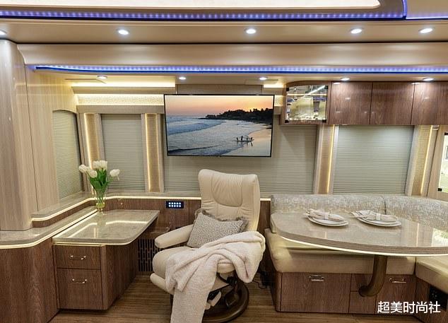 房车|比伯夫妇开700万房车旅游！内置豪华桑拿室，仅大屏电视就有三台
