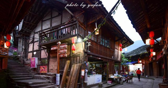 古镇|三面环水的古堡, 不通公路的古镇, 竟然没有一栋现代建筑