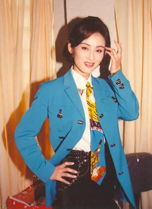#袁咏仪#51岁邱淑贞和48岁袁咏仪同框美如画：这才是香港女星颜值巅峰！