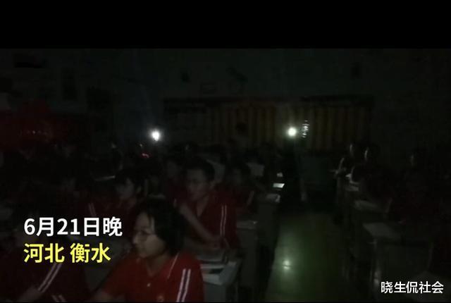 [衡水中学]高考倒计时13天！黑夜中衡水中学高三学生，举着“手电”上课！