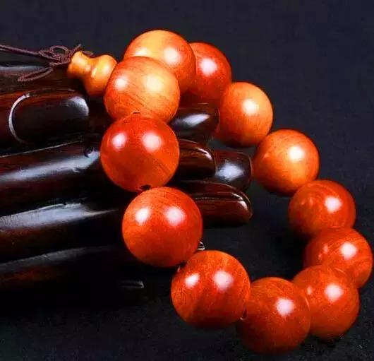 「蜜蜡」看您那手腕,就知道您是个外行